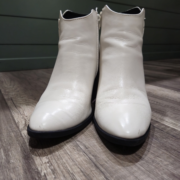 Qupid White Heeled Pointed Toe Booties - Picture 2 of 9